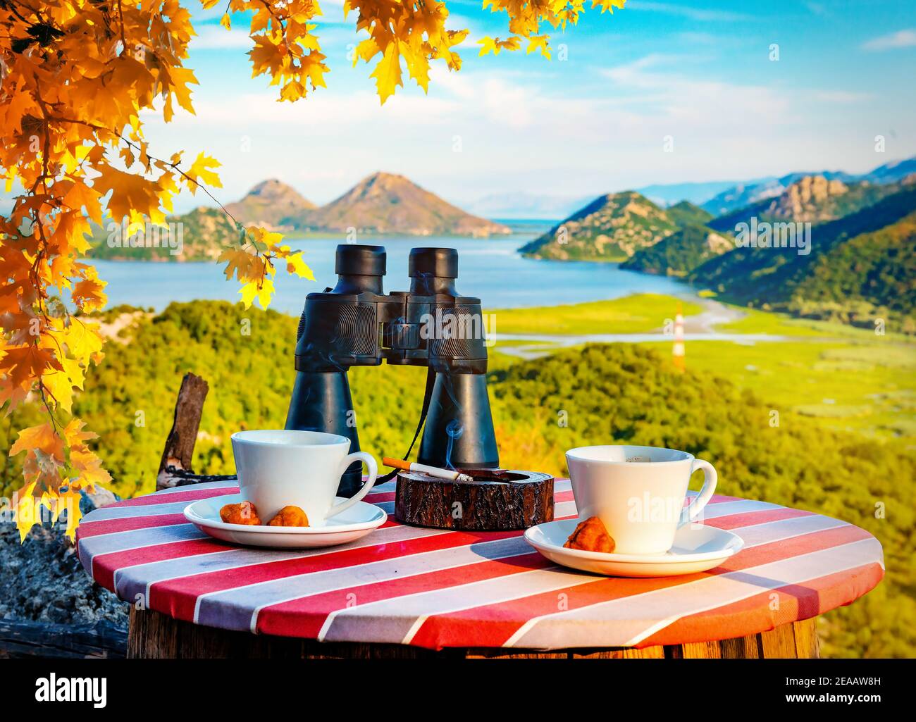 Blick vom Cafe zu den Bergen und zum Skutarisee Stockfoto