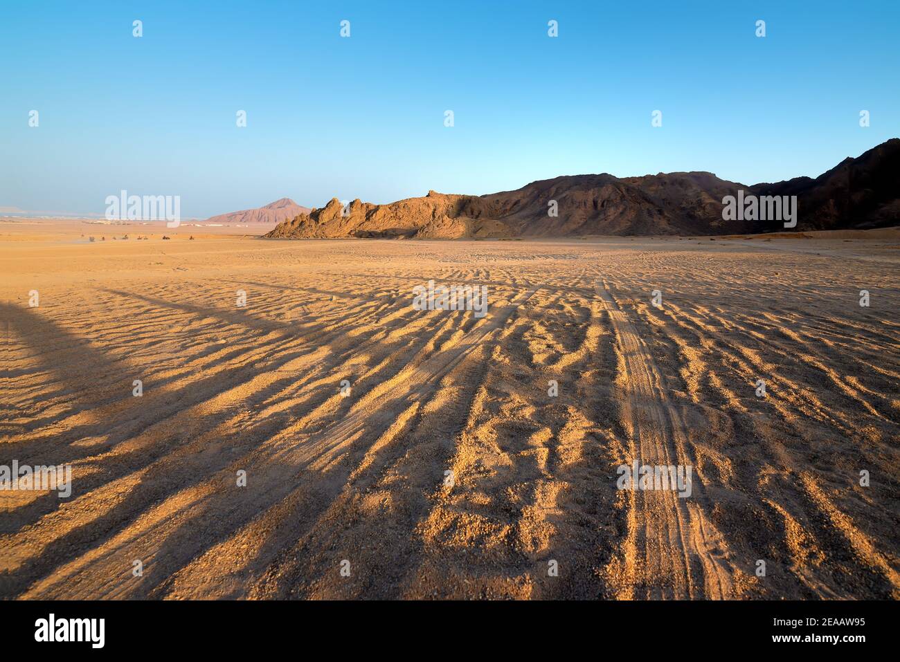 Blick auf Wüste mit Bergen auf Surise, Ägypten Stockfoto