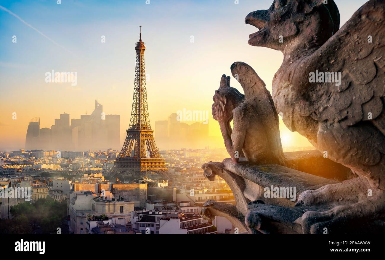 Stein Bestien und Eiffelturm bei Sonnenuntergang in Paris, Frankreich Stockfoto