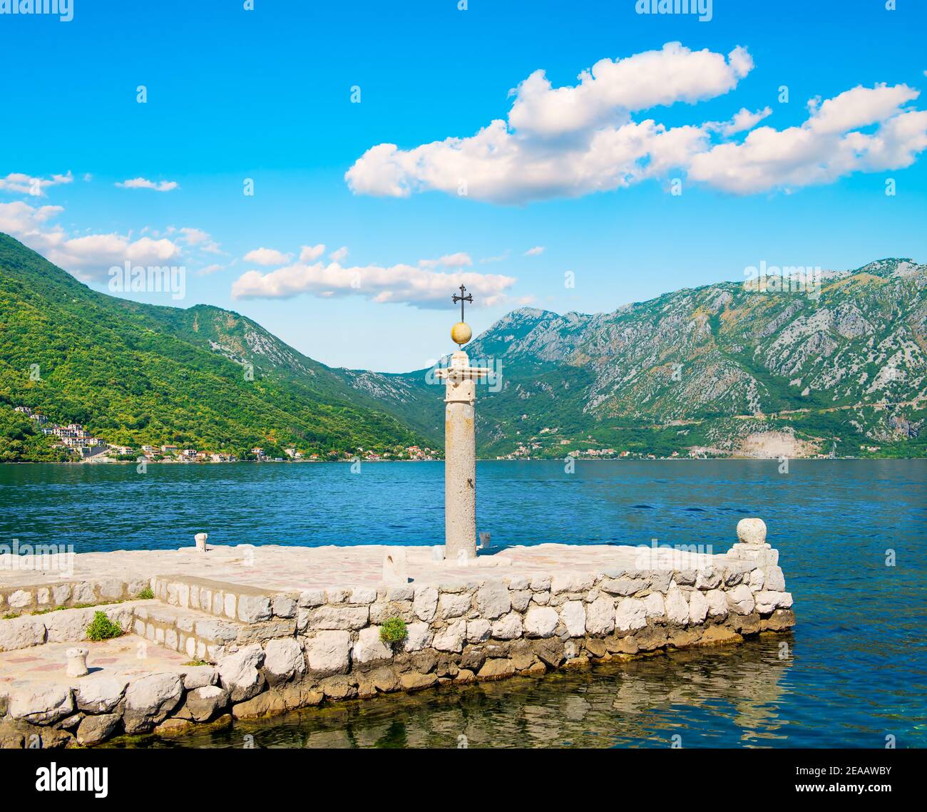 Leuchtturm auf der Insel Lady of the Rocks. Leuchtturm auf der künstlich erbauten Insel unserer Lieben Frau auf dem Felsen bei Perast, Montenegro Stockfoto
