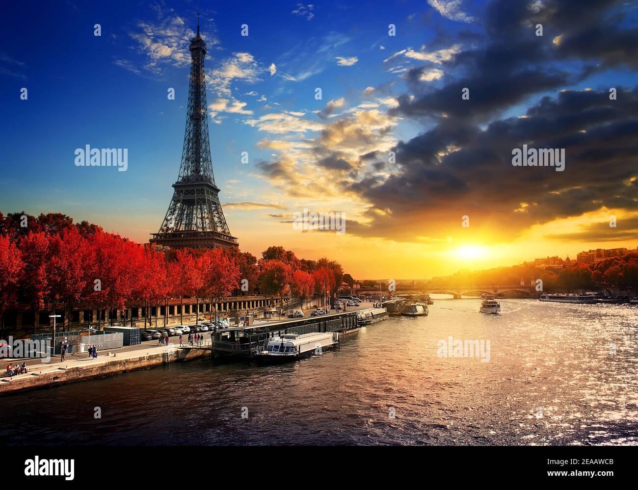 Eiffel-Turm am Ufer der Seine in Paris, Frankreich Stockfoto