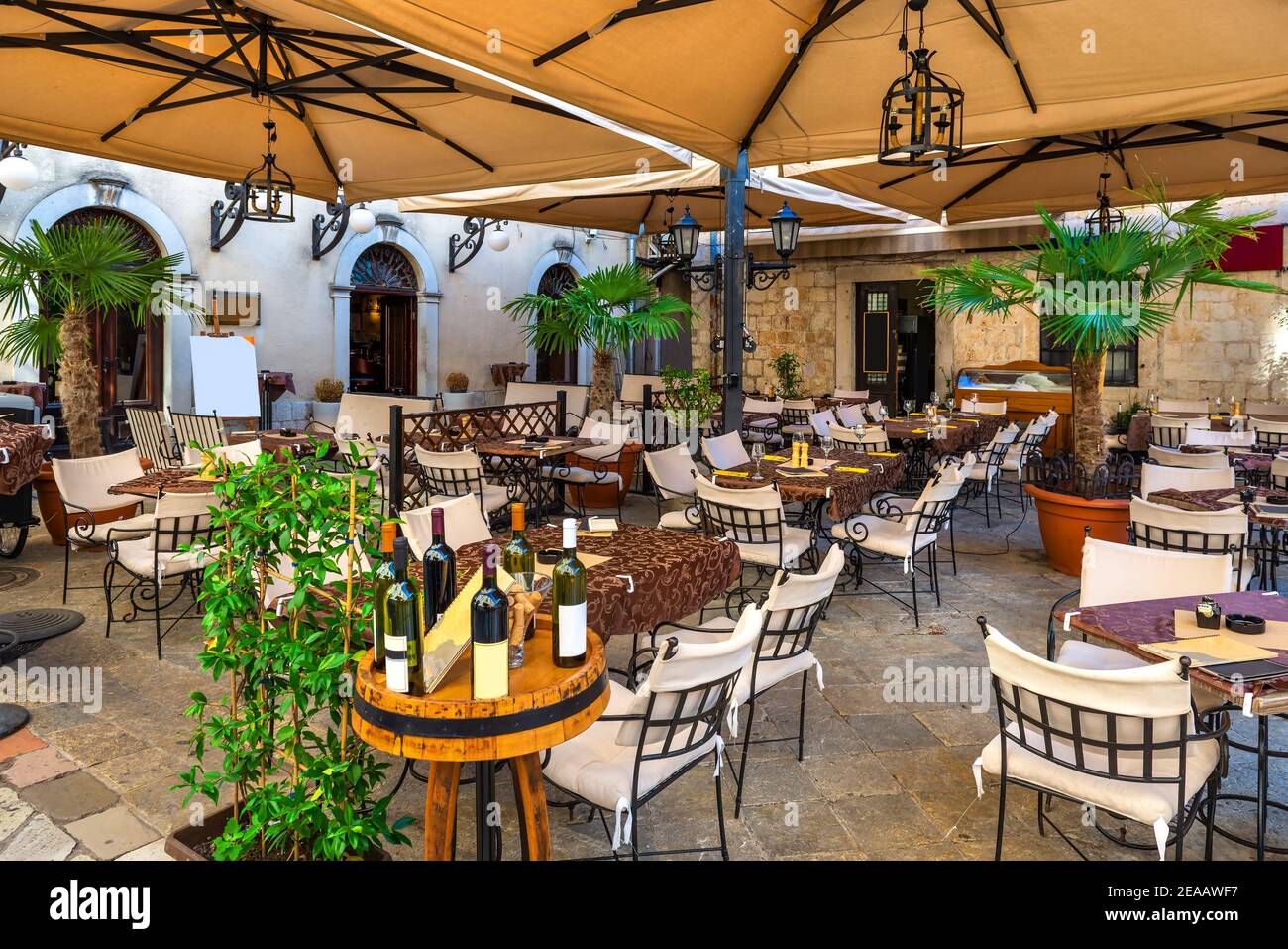 Cafe Tabellen auf gemütliche Straße der alten Stadt. Kotor, Montenegro Stockfoto
