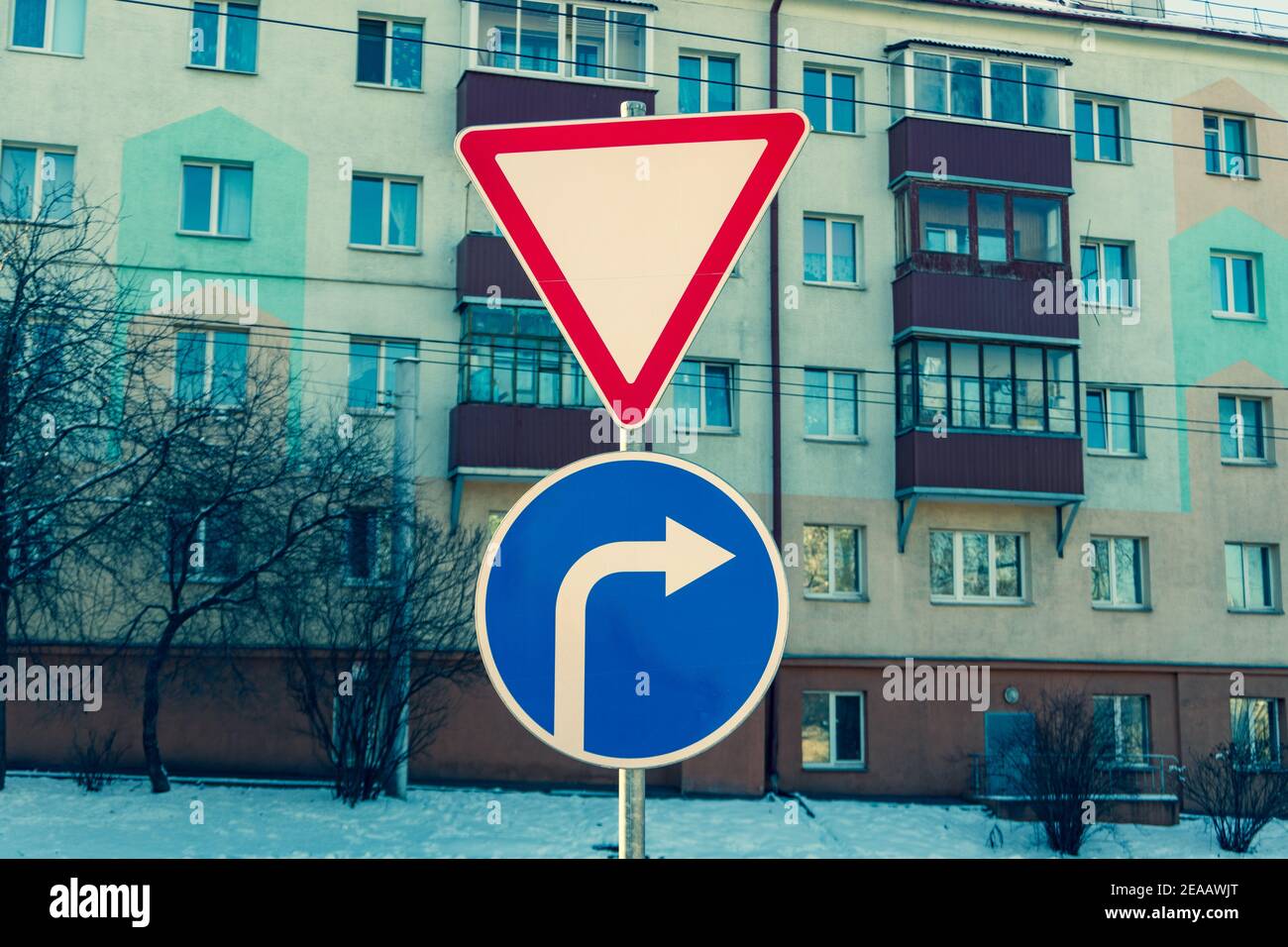 Straßenschild biegen Sie rechts ab und geben Weg Kino Stockfoto