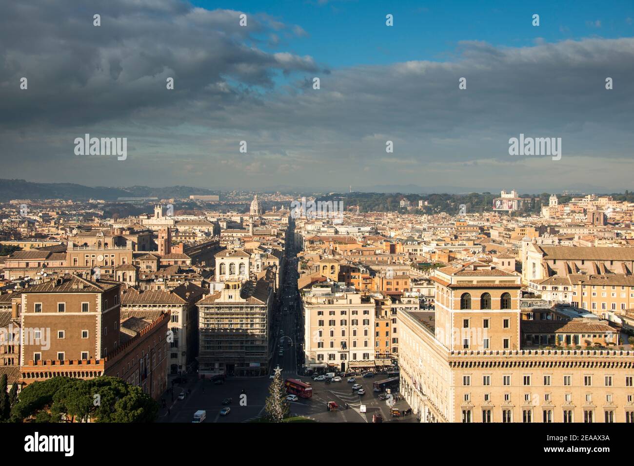 Blick auf die Stadt von der Terrasse des Palazzo Vittorio Emanuele, Rom Stockfoto