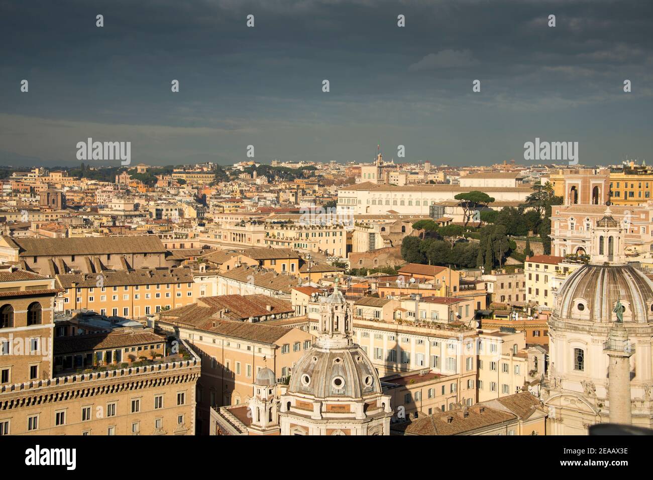 Blick auf die Stadt von der Terrasse des Palazzo Vittorio Emanuele, Rom Stockfoto
