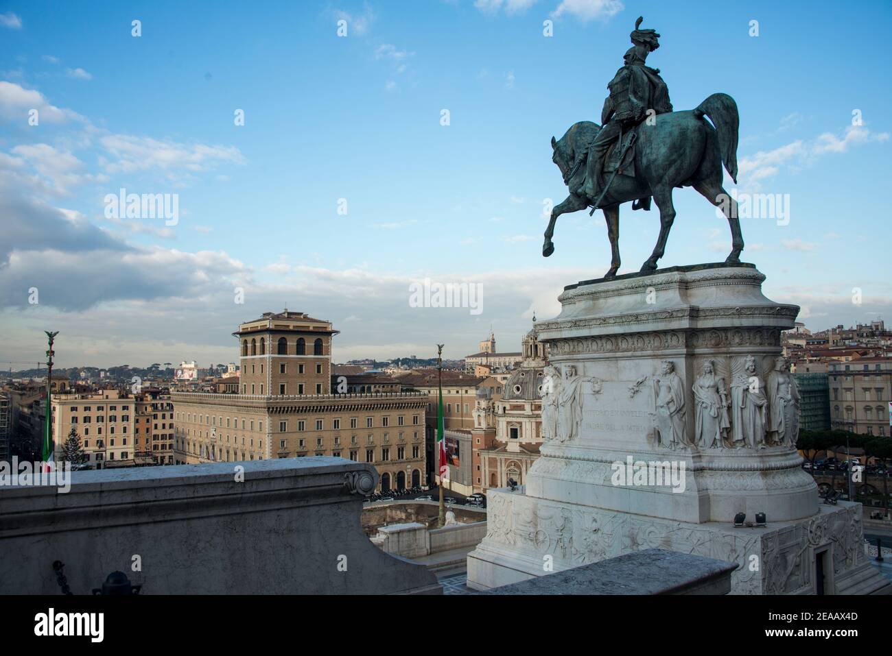 Blick auf die Stadt mit Bronzestatue, Rom Stockfoto