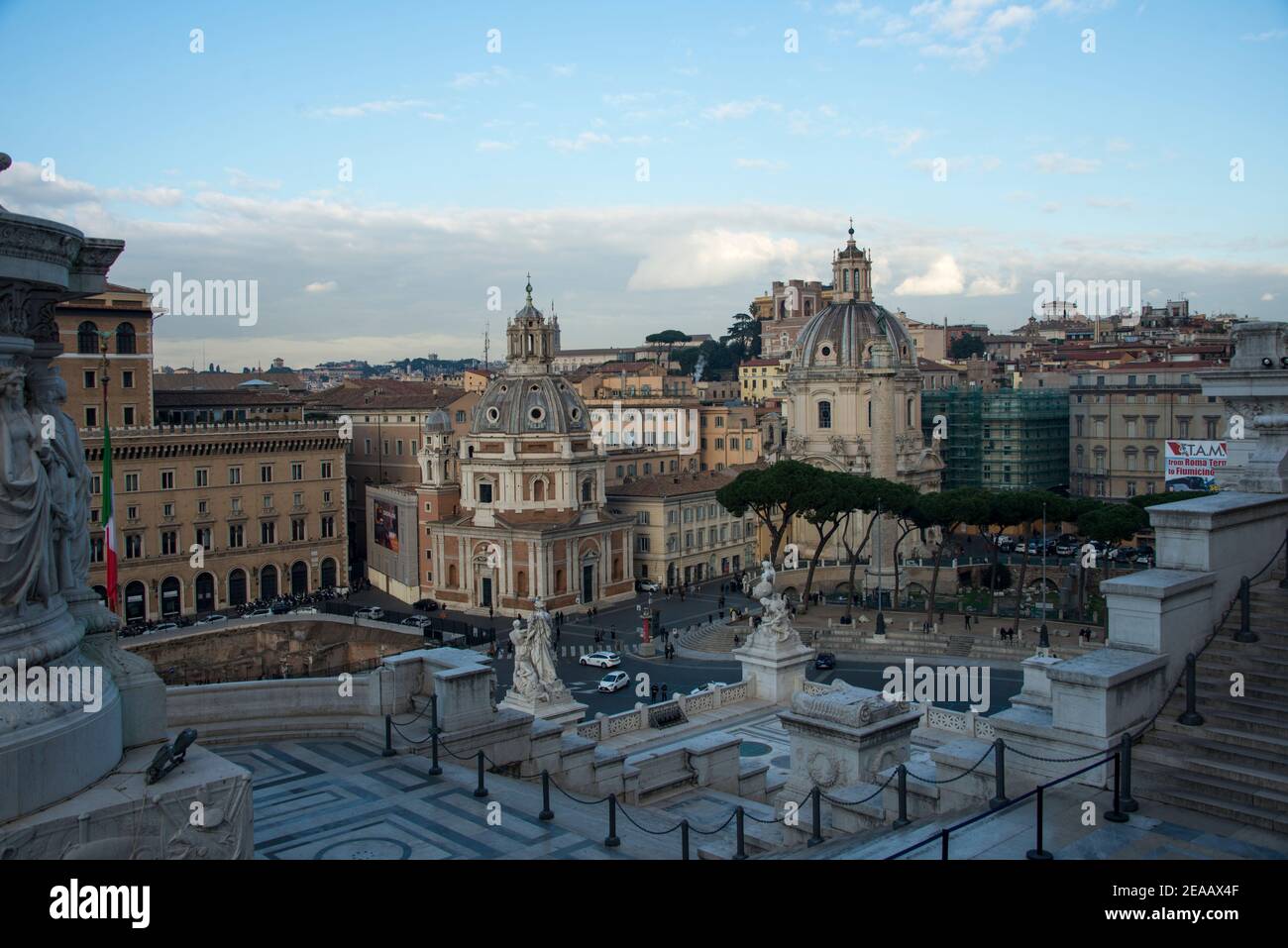 Blick auf die Stadt mit der Kirche Santa Maria di Loreto, Rom Stockfoto
