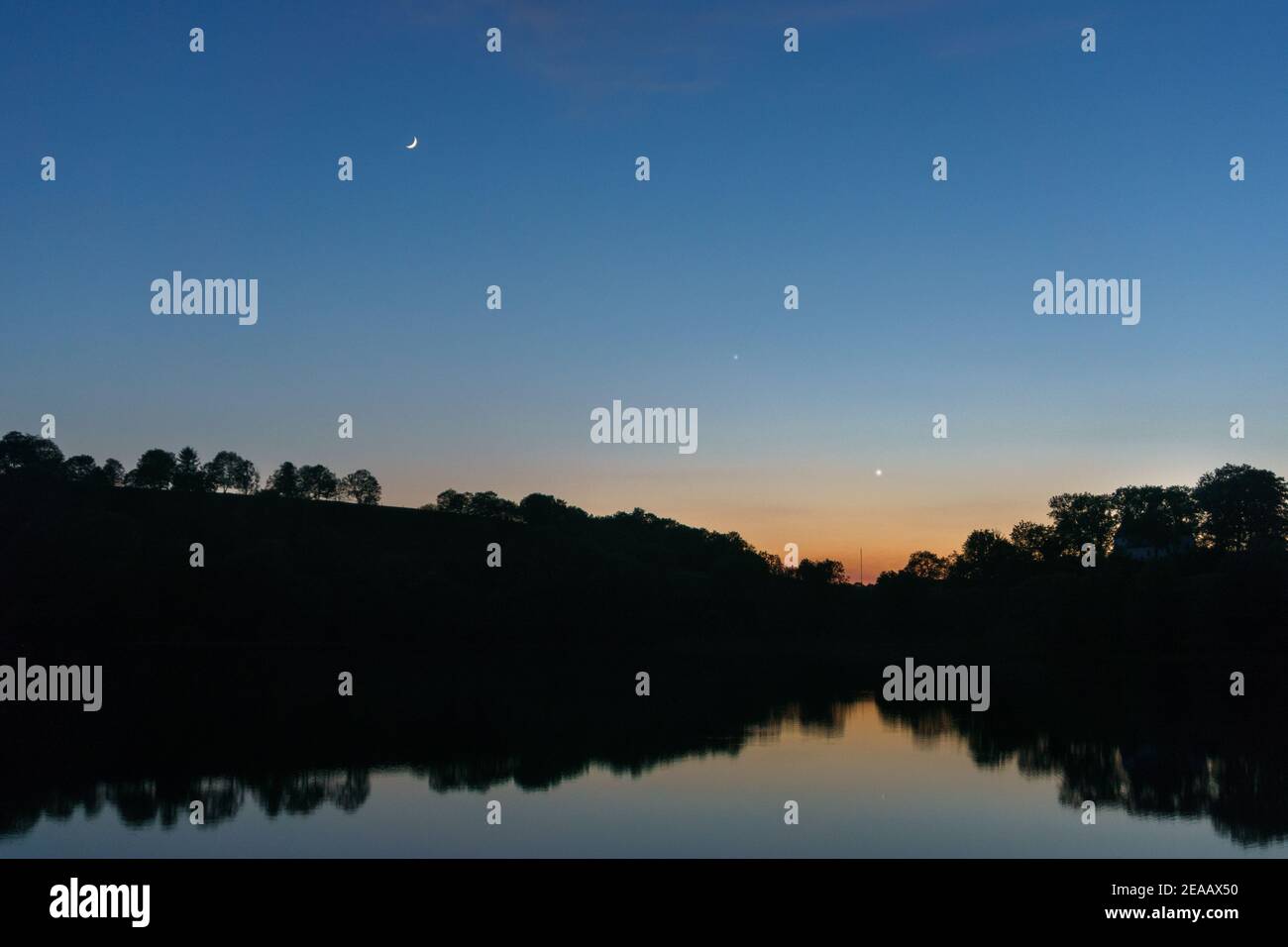 halbmond, Planet venus und Quecksilber über See bei Sonnenuntergang, Weinfelder Maar, Deutschland, Daun, Stockfoto