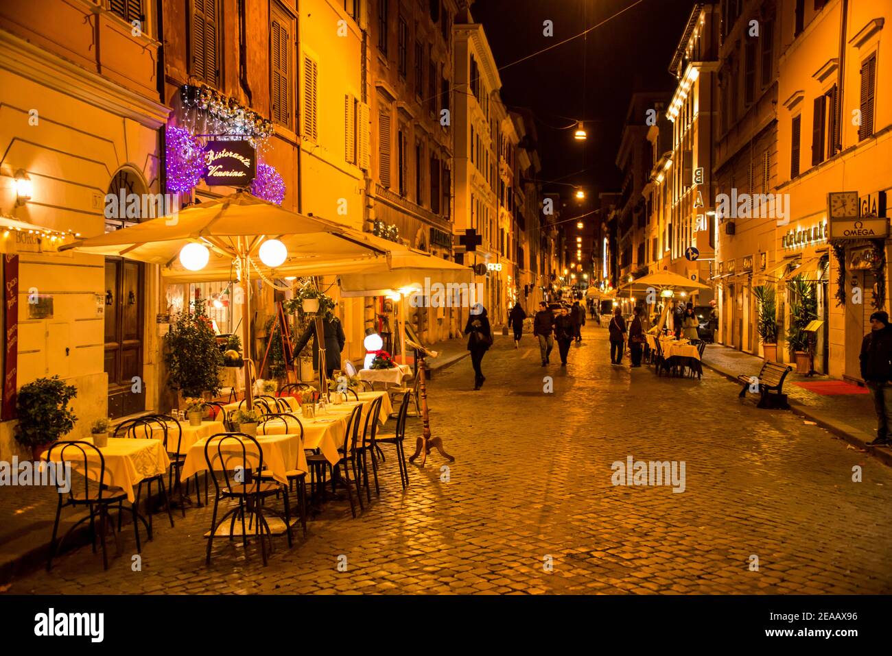 Straße mit Restaurants, beleuchtet, Rom Stockfoto