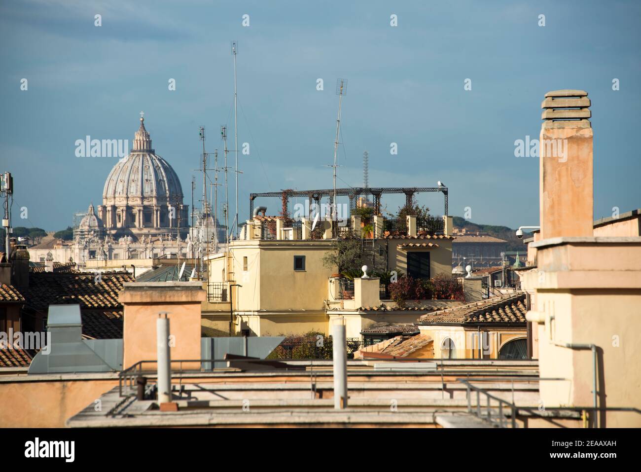 Blick auf die Stadt mit Dächern, Antennen und Schornsteinen, im Hintergrund Petersdom Stockfoto