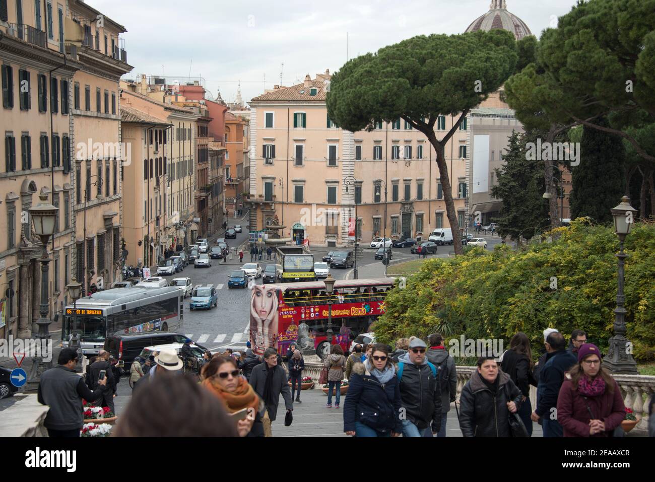 Blick auf die Stadt mit Kreuzung und Menschenmenge in Rom Stockfoto