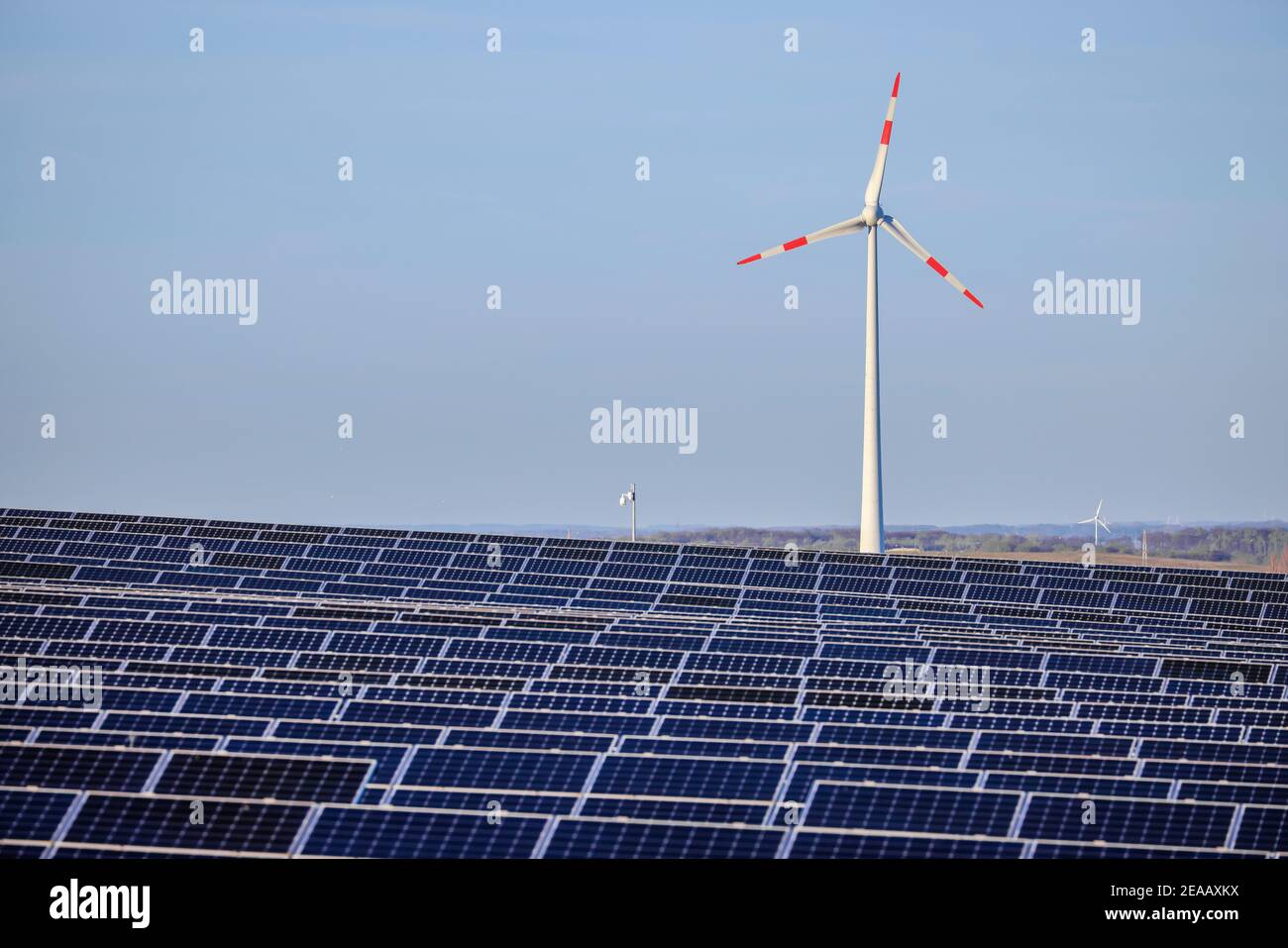 Dortmund, Ruhrgebiet, Nordrhein-Westfalen, Deutschland - Solarpark und Windturbine auf dem Deusenberg. Stockfoto