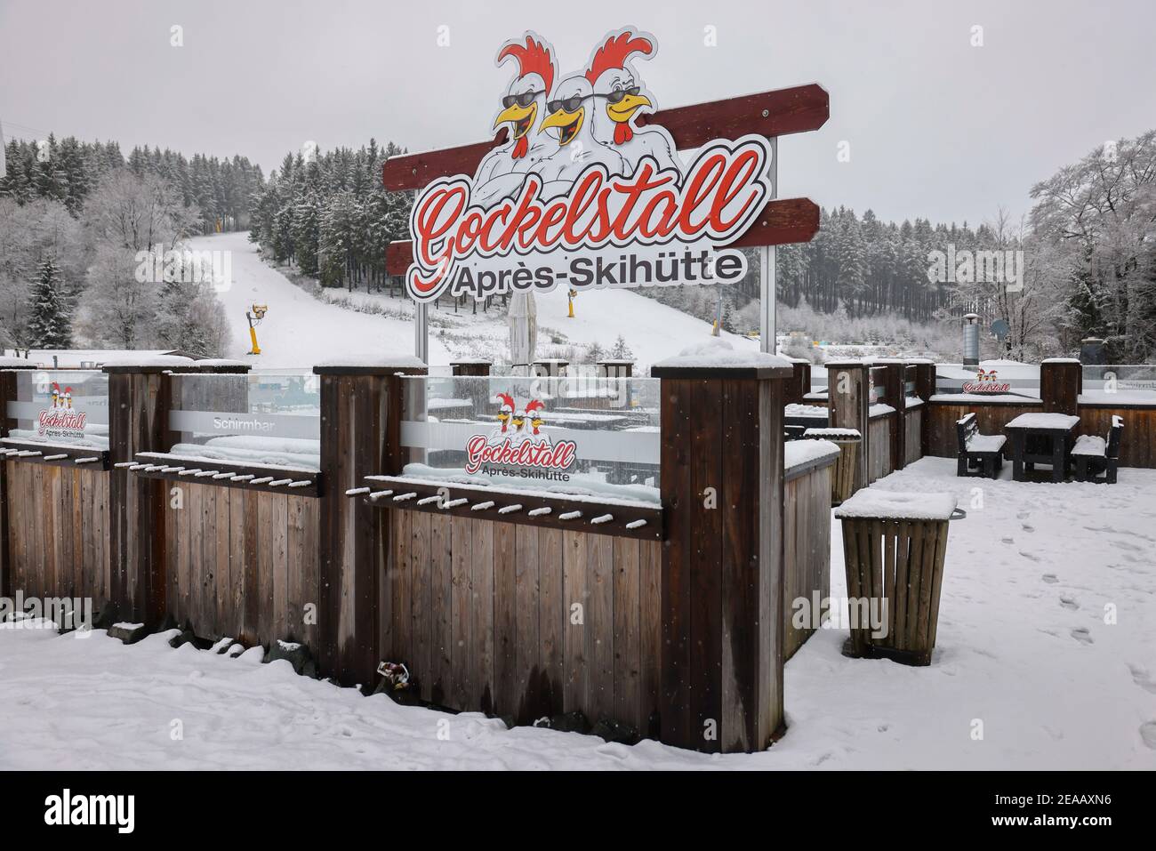 07. Dezember 2020, Winterberg, Sauerland, Nordrhein-Westfalen, Deutschland, geschlossen après-Skihütte, Skikarussell, kein Wintersport in Winterberg während der Coronakrise im zweiten Teil der Sperre bleiben die Skilifte nach der neuen Corona-Schutzverordnung in NRW geschlossen. 00X201207D018CARO [MODEL RELEASE: NO, PROPERTY RELEASE: NO (c) caro images / Rupert Oberhaeuser, http://www.caro-images.com, info@caro-images.com die Agentur, jede Verwendung des Fotos ist kostenpflichtig!] Stockfoto