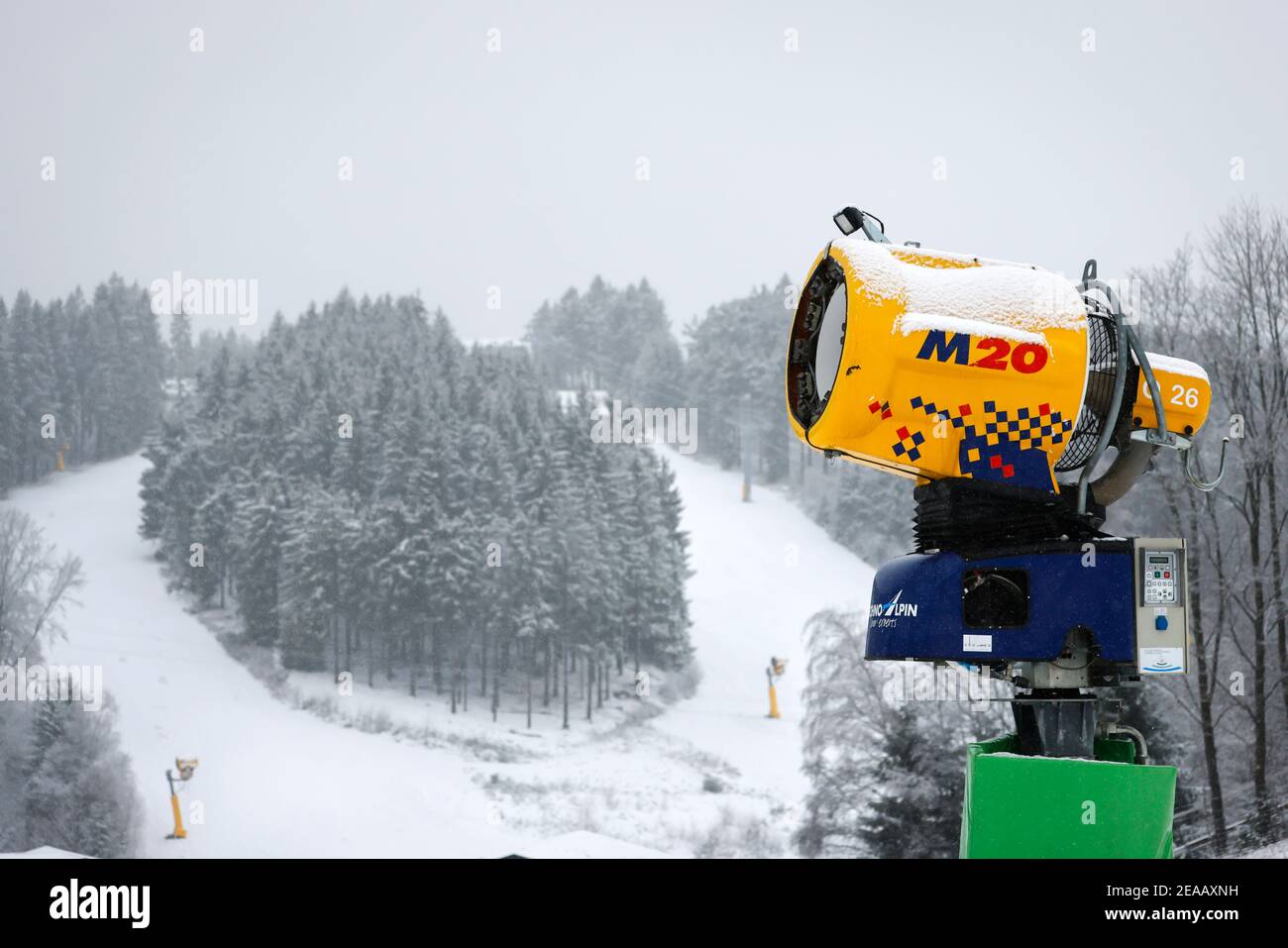 7th. Dezember 2020, Winterberg, Sauerland, Nordrhein-Westfalen, Deutschland, Schneekanone, Skikarussell, kein Wintersport in Winterberg während der Coronakrise im zweiten Teil der Sperre bleiben die Skilifte nach der neuen Corona-Schutzverordnung in NRW geschlossen. 00X201207D012CARO Stockfoto