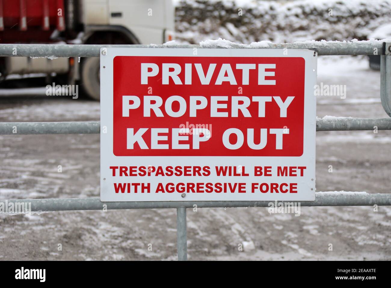 Private Property Keep Out Schild an einem Spedition Hof Stockfoto