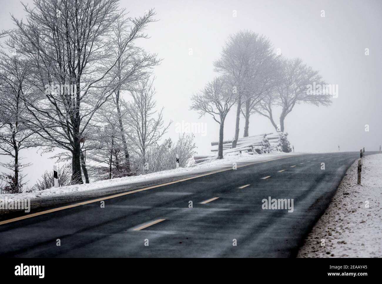 7th. Dezember 2020, Winterberg, Sauerland, Nordrhein-Westfalen, Deutschland, verschneite Landschaft mit leerer Landstraße. 00X201207D068CARO Stockfoto