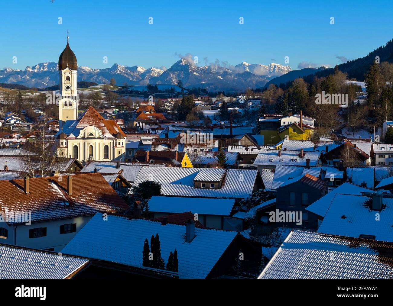 Panorama-Landschaftsansicht des Dorfes Nesselwang mit St. Andreas Kirche, Bayern, Deutschland, 8. Februar 2021. © Peter Schatz / Alamy Live News Stockfoto