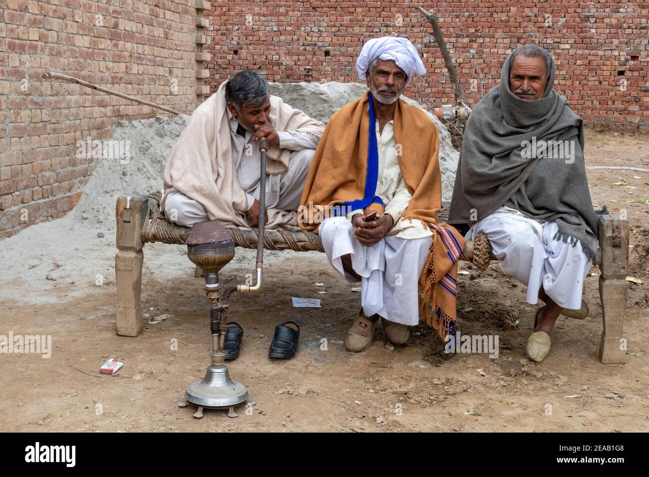 Männer Rauchen Hookah, Rural Life, Punjab, Pakistan Stockfoto