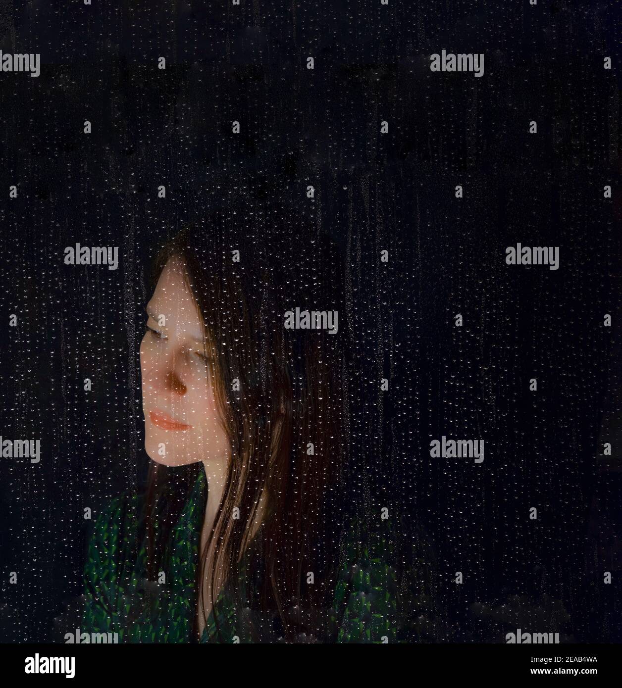 Ernst aussehende nachdenkliche Frau hinter einem Fenster mit Regentropfen bei Regen, abstraktes digitales Composite-Bild Stockfoto