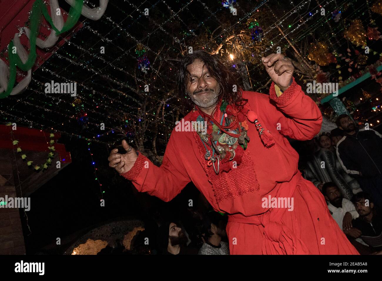 Sufi-Mann am Schrein von Baba Shah Jamal an EINEM Donnerstagabend, Lahore, Punjab, Pakistan Stockfoto
