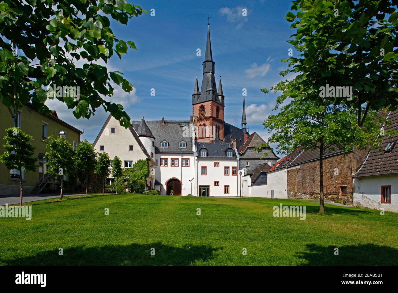 Deutschland / Hessen, Rheingau - Kiedrich, Renaissance Rathaus, 1585, Hintergrund: Gotische Kirche St. Valentin und Dionysius, Kiedrich, Rheingau, Hessen, Deutschland Stockfoto