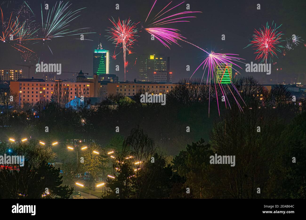 Feuerwerk in der beleuchteten Stadt München bei Nacht. Stockfoto