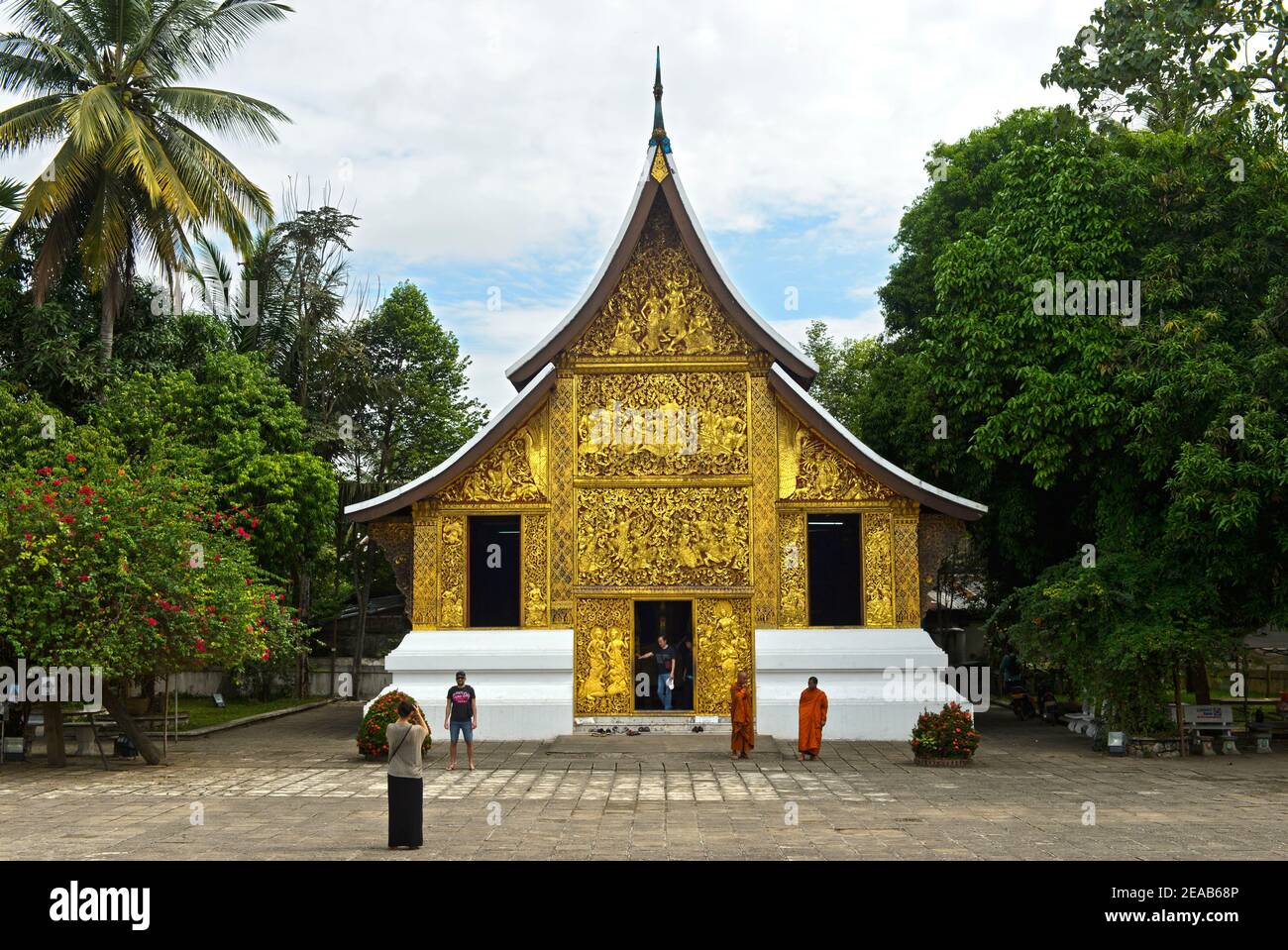 Touristen im Haus der königlichen Beerdigung Chariot, Wat Xieng Thong Tempel, Luang Prabang, Laos Stockfoto