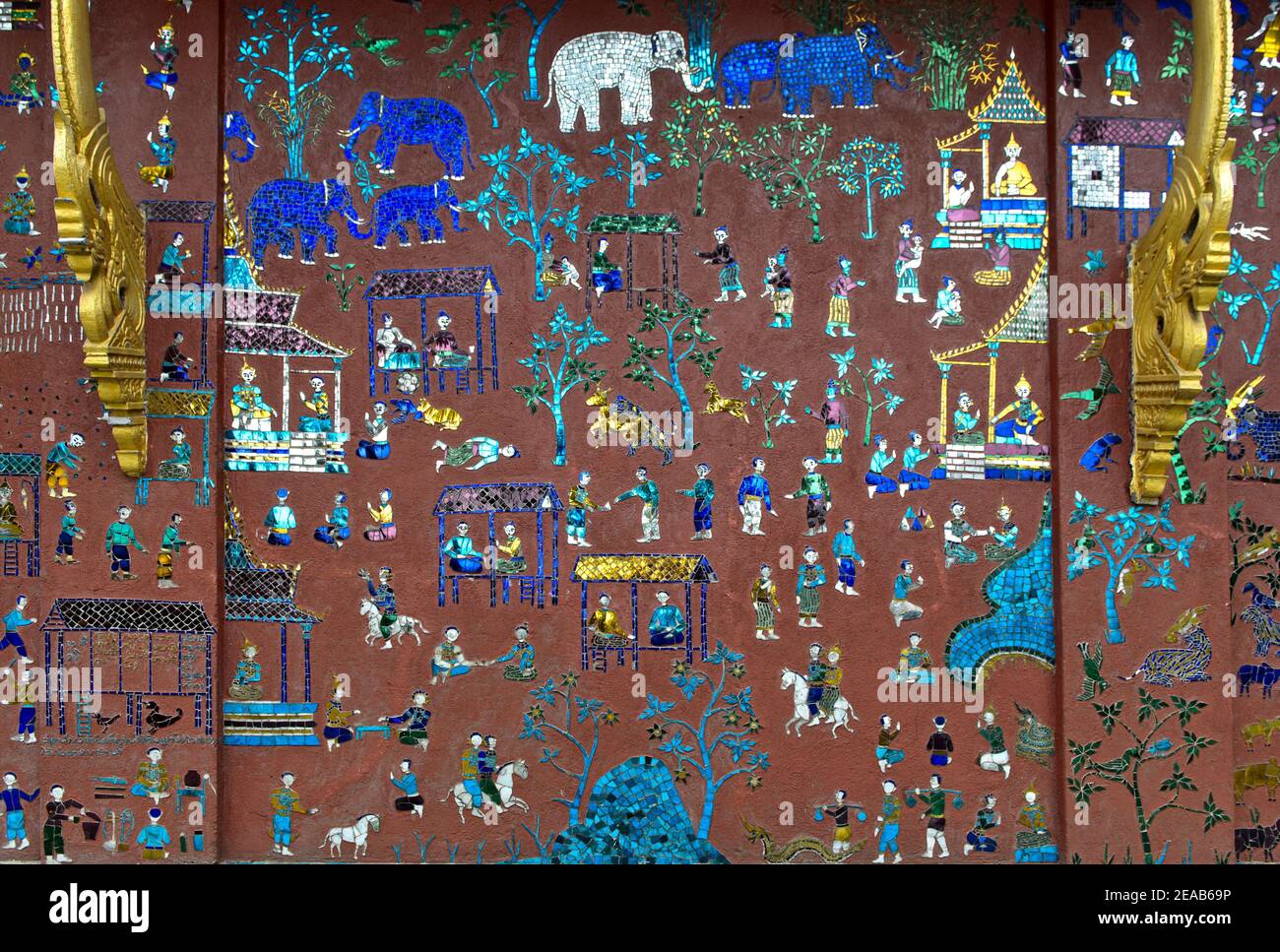 Glasmosaik mit Illustrationen aus dem Gleichnis von Siaosawat, verbunden mit Szenen aus dem ländlichen Alltag, Außenwand der Roten Kapelle, Wat Xieng Thong Tempel, Luang Prabang, Laos Stockfoto