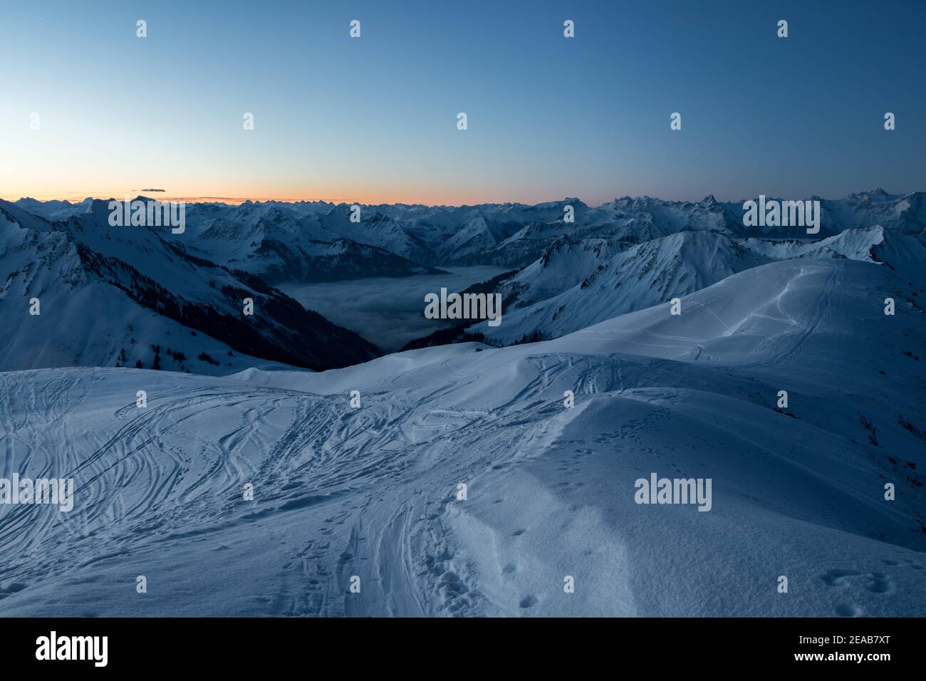 Österreich, Montafon, Schnee, Ski, Tour, Rot, Sonnenaufgang, Schatten, Schichten Stockfoto