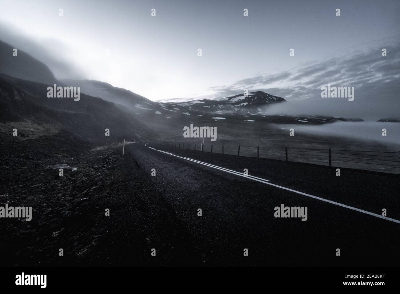 Island, Austurland, Seyðisfjörður, Evening, Road, Black, White, Street, Mountain, Fog Stockfoto