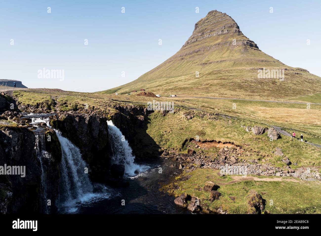 Island, Vesturland, Kirkjufell, Gras, Berg, Grün, Schichten, Wasserfall Stockfoto