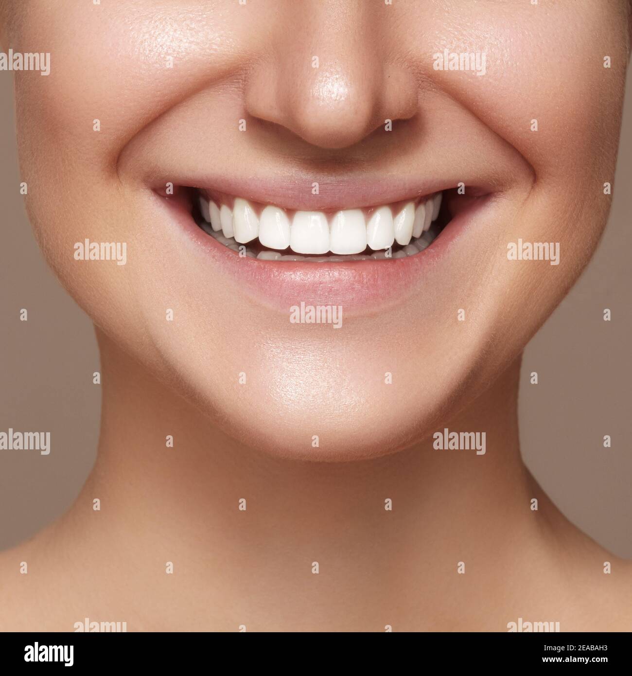 Schönes Lächeln mit Zahnaufhellung. Zahnaufnahme. Makro Nahaufnahme des perfekten weiblichen Mundes, Lippenstift-Rutin. Stockfoto