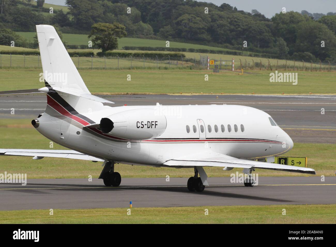 CS-DFF, ein Dassault Falcon 2000EX von NetJets Europe, am Prestwick International Airport in Ayrshire, Schottland. Stockfoto