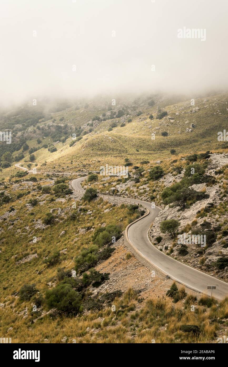 Mallorca, Lluc, Serpentin, Straße, Wolken, Berge, Straße, Auto, Schichten Stockfoto