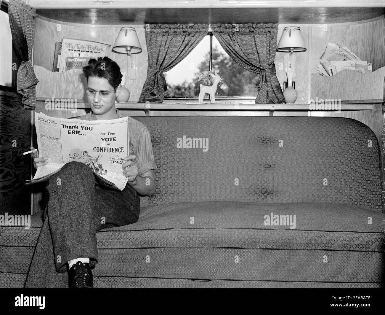 Jack Cutter, der aus Fort Worth, Indiana, für seine Arbeit in General Electric Plant, in seinem Anhänger im FSA (Farm Security Administration) Camp, Erie, Pennsylvania, USA, John Vachon, U.S. Farm Security Administration, Juni 1941 kam Stockfoto