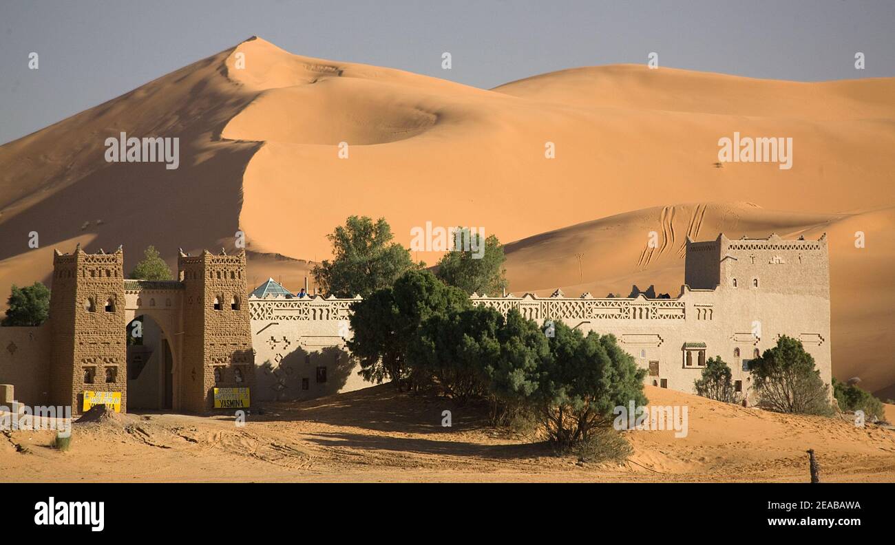 Hotel in den marokkanischen Dünen in der Nähe von Merzouga Stockfoto