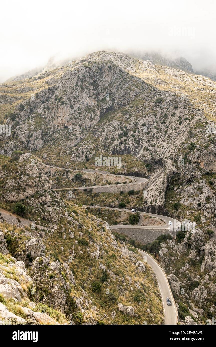 Mallorca, Lluc, Serpentin, Straße, Wolken, Berge, Straße, Auto, Klippen Stockfoto