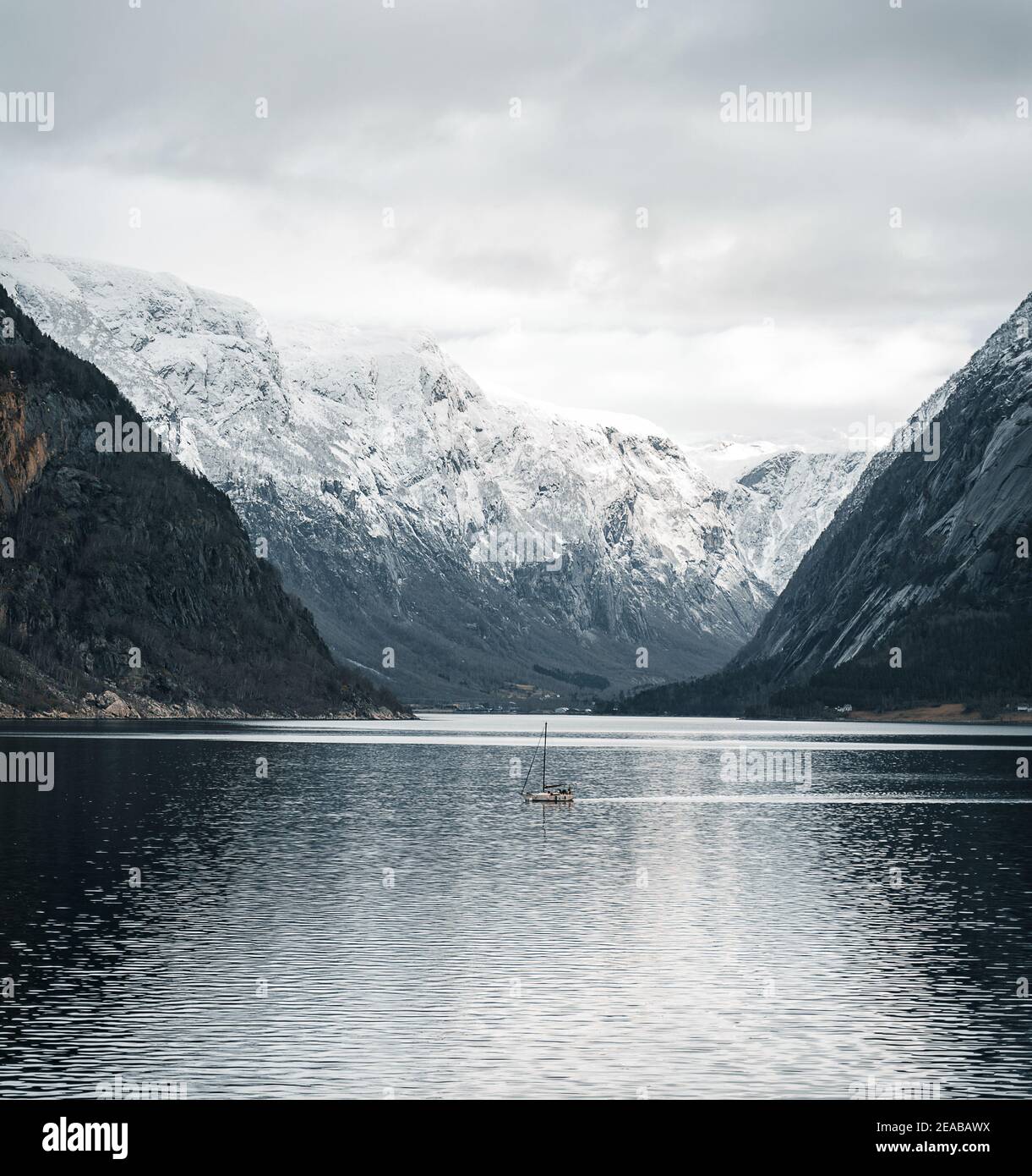 Norwegen, Vestlandet, Winter, Gebirge, Segeln, Schiff Stockfoto