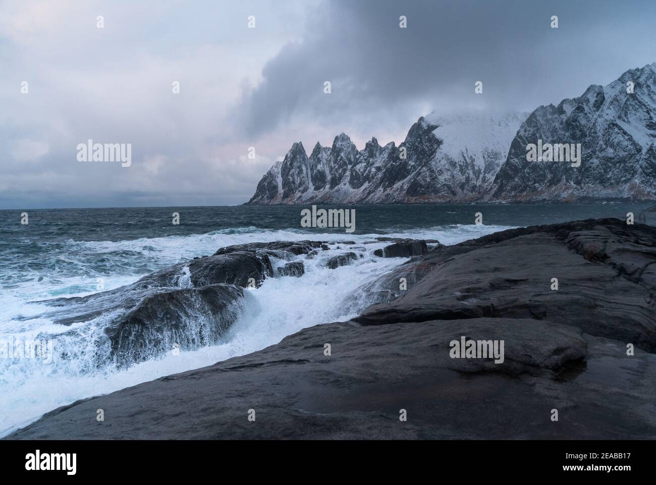 Norwegen, Nord-Norge, Senja, Meer, Wellen, Rau, Berge, Zinnen Stockfoto