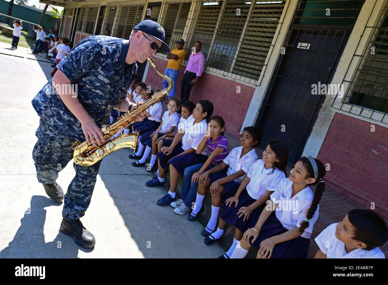 Navy Musiker tritt an der Schule während Continuing Promise 2018. (40025129385). Stockfoto