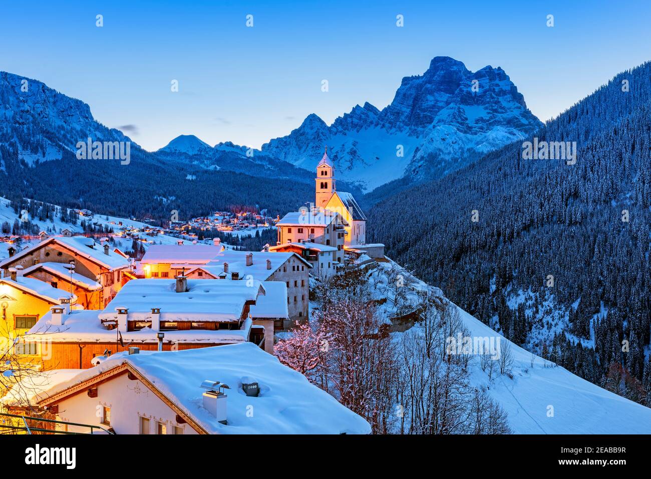 Colle Santa Lucia in der Abenddämmerung. Europa, Italien, Venetien, Provinz Belluno, Colle Santa Lucia Stockfoto