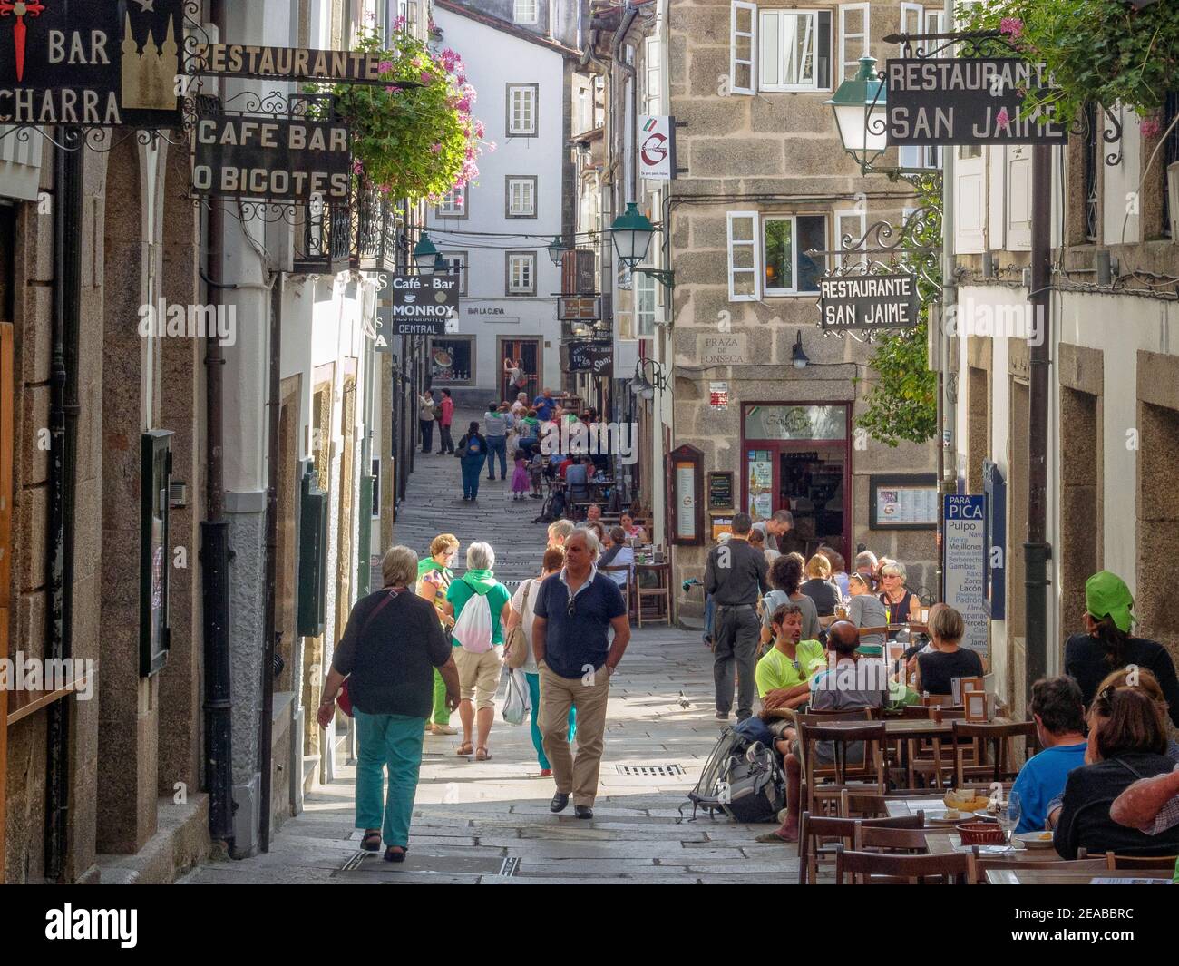 Touristen und Einheimische schlendern und speisen Raina Street (Rua da Raina) - Santiago de Compostela, Galicien, Spanien Stockfoto