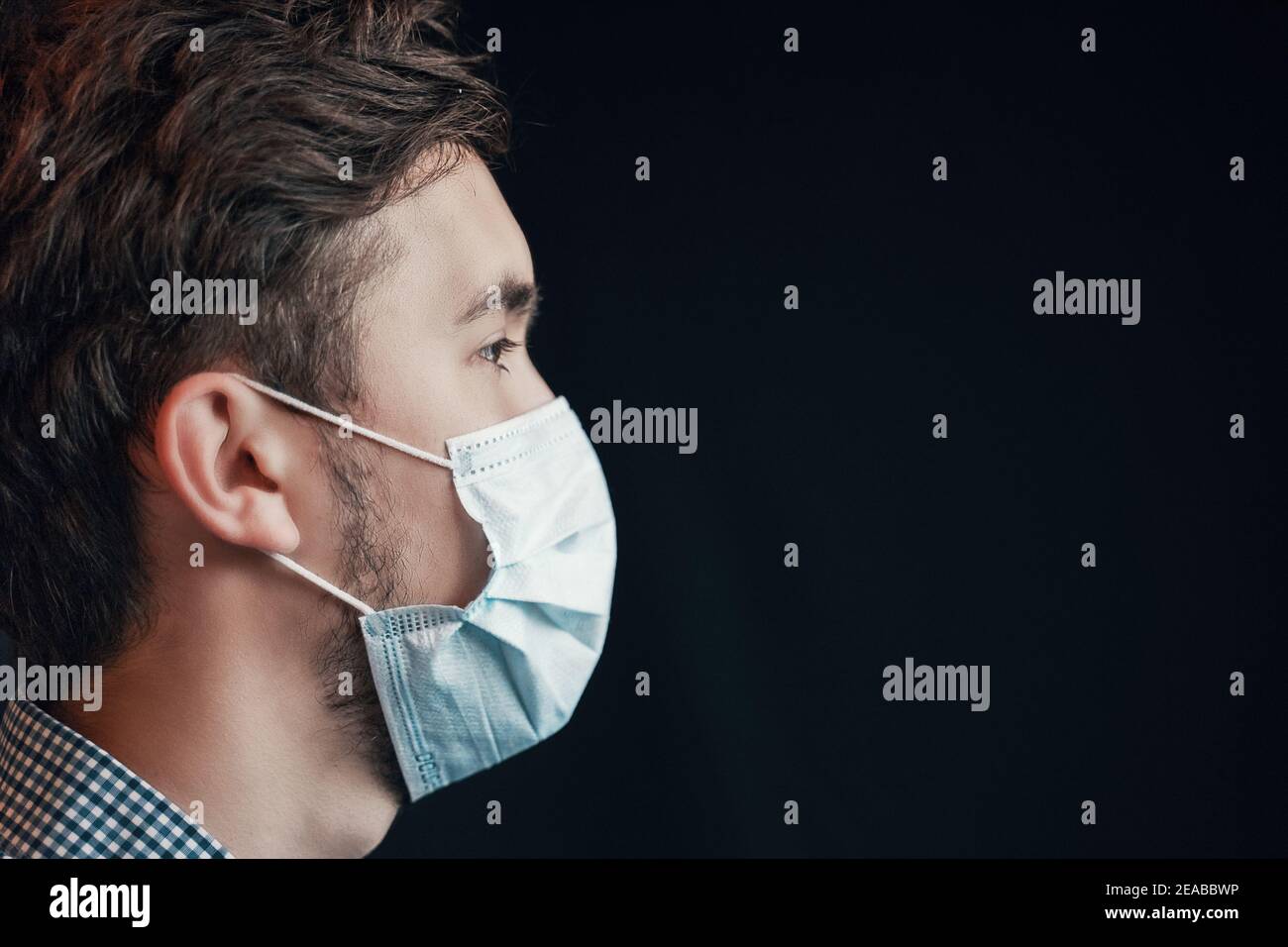 Mann in Maske. Ausbruch Arzt trägt Gesichtsmaske gegen Mann waschen Hände reiben Seife mit Hand Desinfektionsmittel Gel Panorama-Banner. Stockfoto