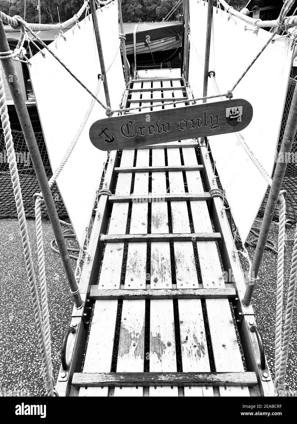 Die Gangway des spätmittelalterlichen Handelsschiffes Lisa von Lübeck ist durch ein Holzschild blockiert Stockfoto