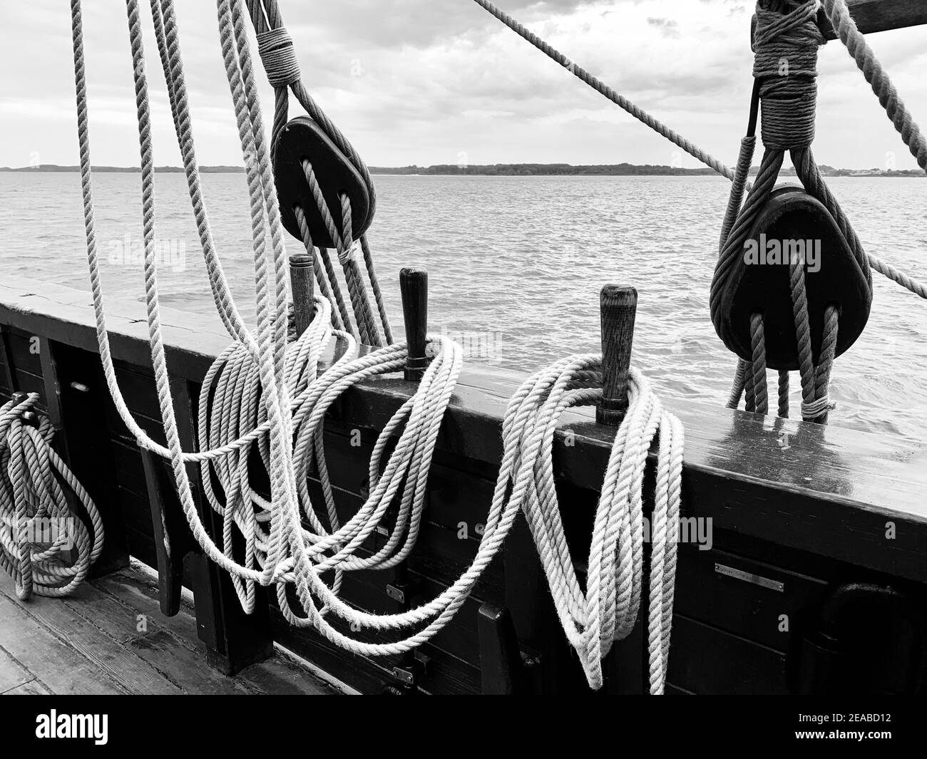 Nägel mit erhöhten Seilen auf dem Geländer der befestigen Historisches Handelsschiff Lisa von Lübeck Stockfoto