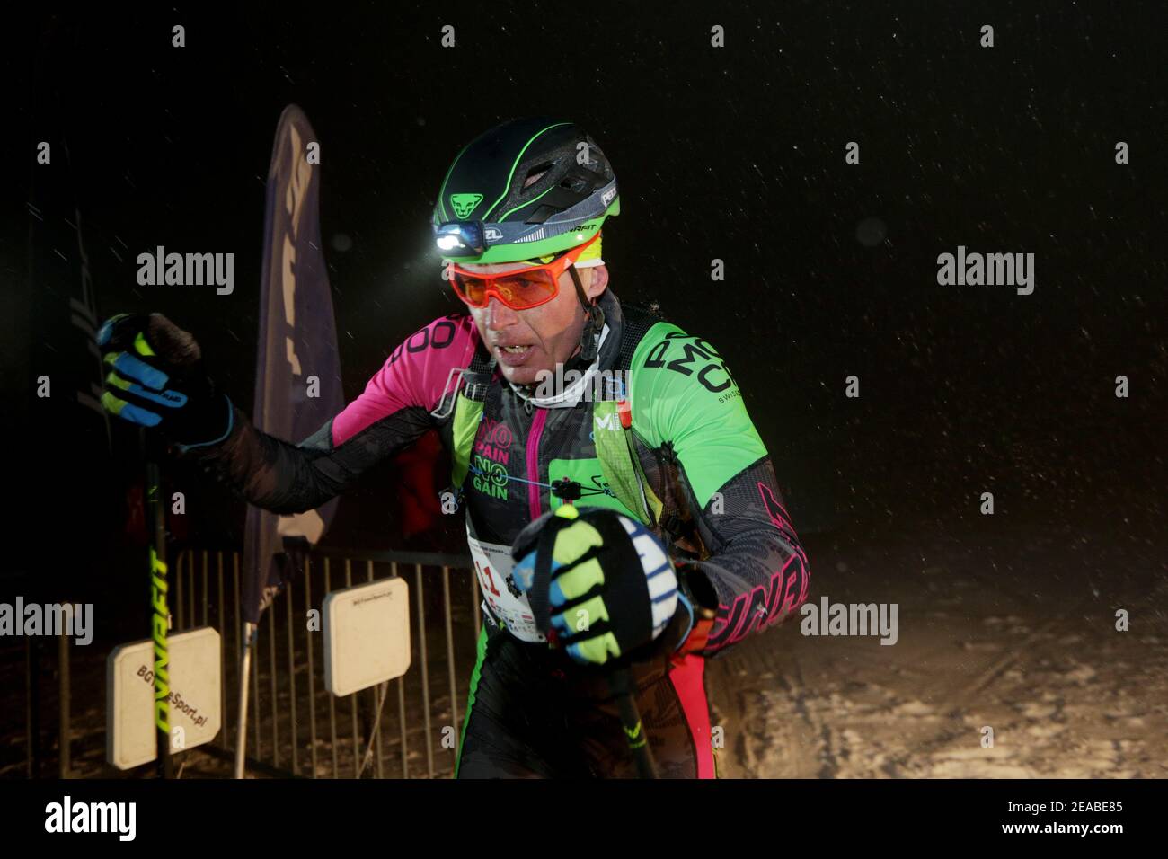 Szczyrk, Skrzyczne, Polen - 6. Februar 2021: Polnischer Pokal im Hochgebirgslauf Kuby Soinskiego - Nacht-Vertikalrennen. Erschöpfte Konkurrenten am Stockfoto