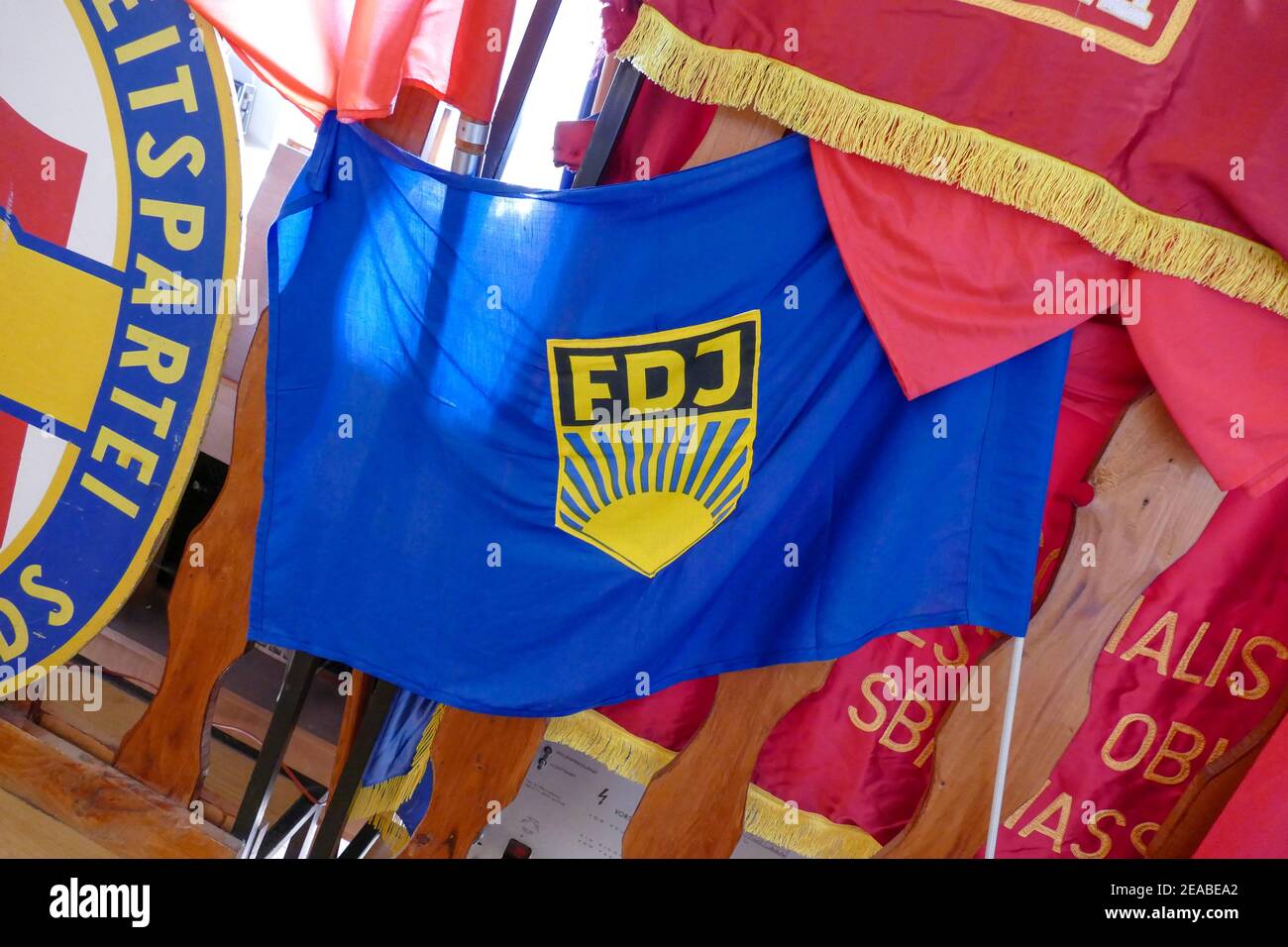 FDJ-Emblem auf einer Flagge im DDR-Museum, Thale, Harz, Sachsen-Anhalt, Deutschland, Europa Stockfoto