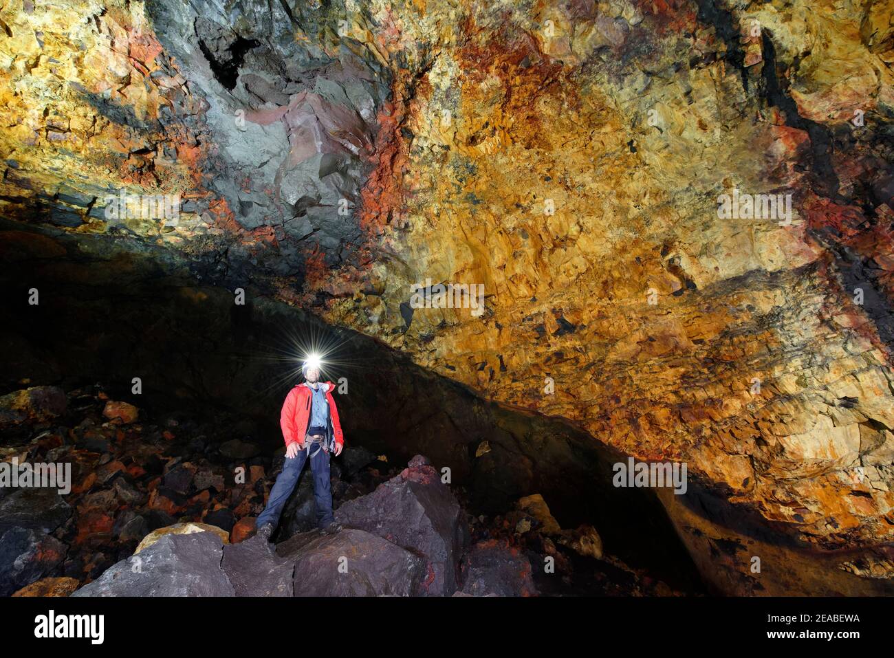 Reise zum Thrihnukagigur Vulkan, Magmakammer mit Erzeinschlüssen, Island Stockfoto