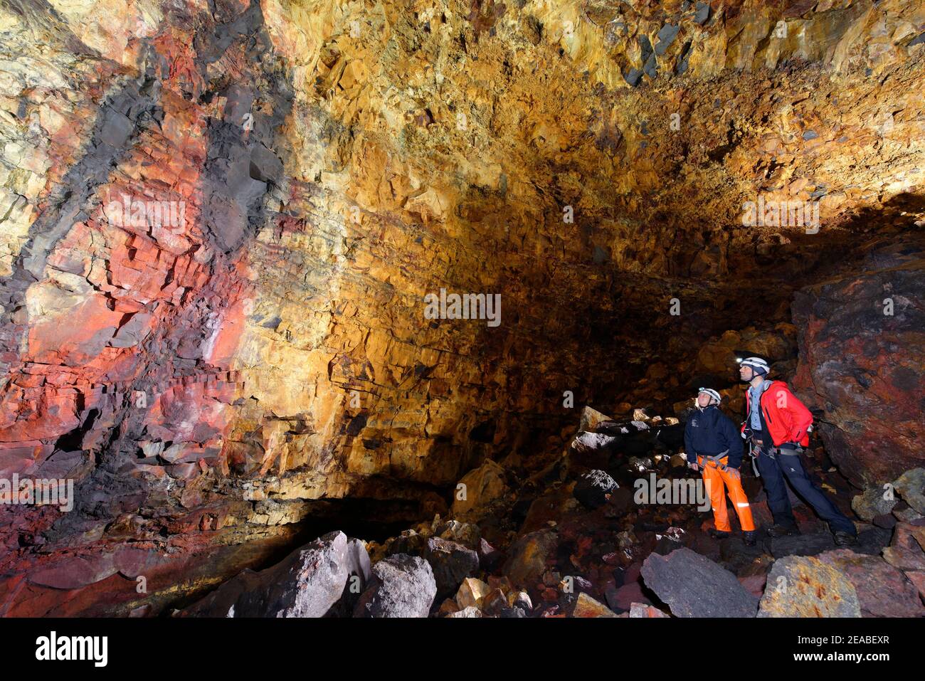 Reise zum Thrihnukagigur Vulkan, Magmakammer mit Erzeinschlüssen, Island Stockfoto