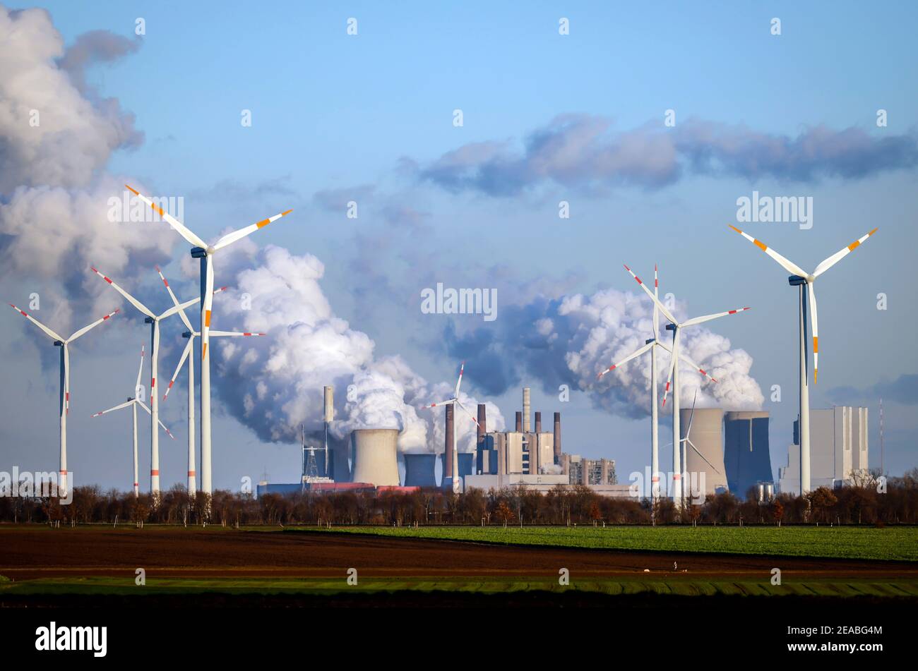 Grevenbroich, Nordrhein-Westfalen, Deutschland - Windräder im Windpark vor dem RWE Neurath Kraftwerk am Tagebau Garzweiler Stockfoto